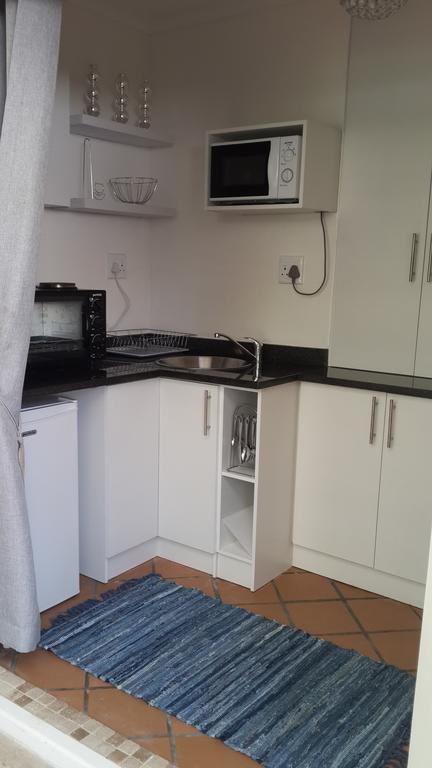 On Broadwalk Cottage Кейптаун Номер фото